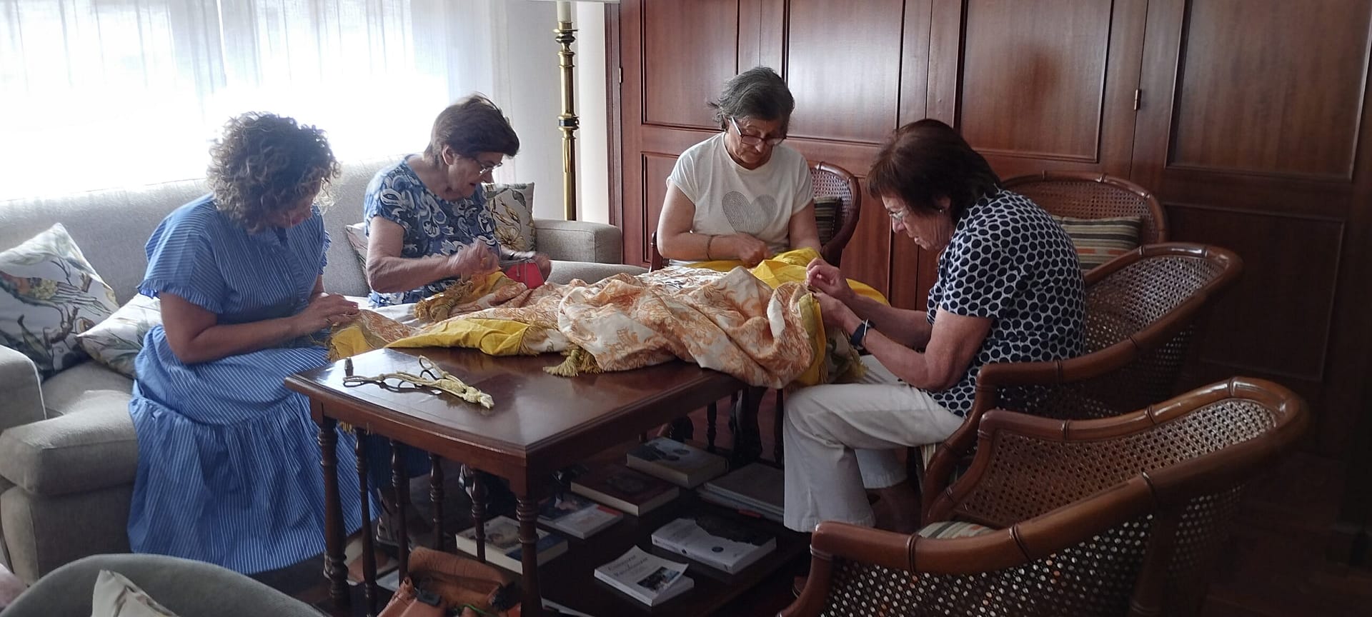 tejiendo-2 Voluntarias del taller sénior de ornamentos reparando telas litúrgicas
